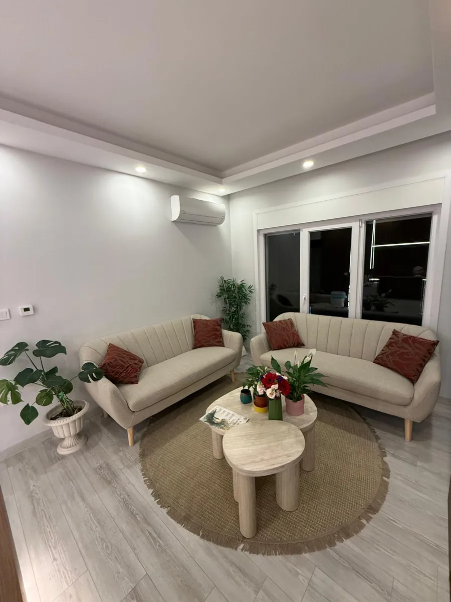 Psikoterapi Merkezi bekleme salonunda kanepeler ve orta sehpa