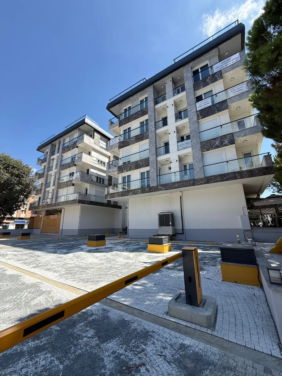 Psikoterapi Merkezi'nin bulunduğu binanın dış cephesi ve otoparkı