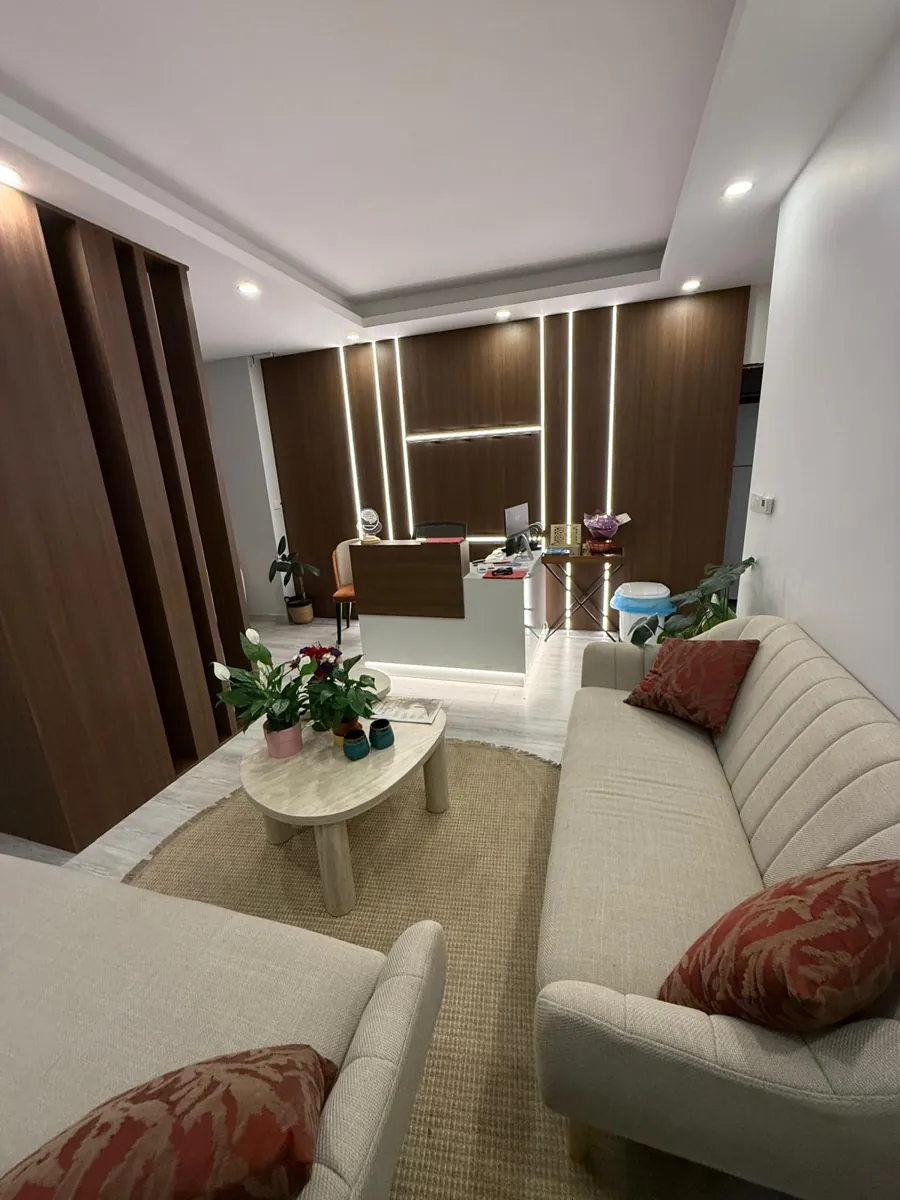 Resepsiyon masası ve önündeki bekleme kanepeleri